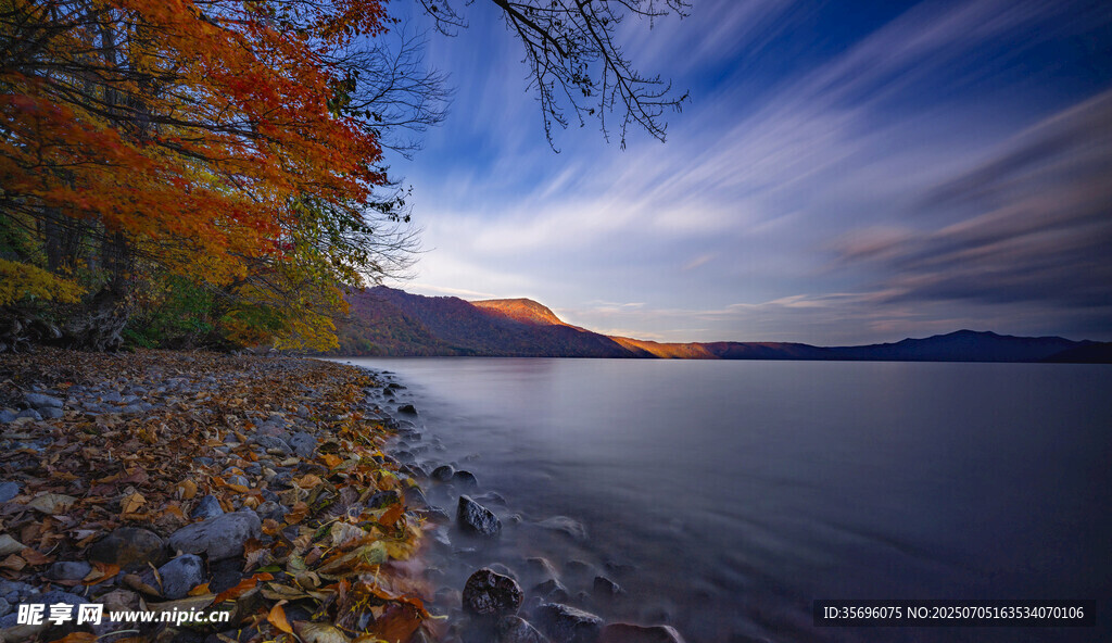 秋日湖畔美景