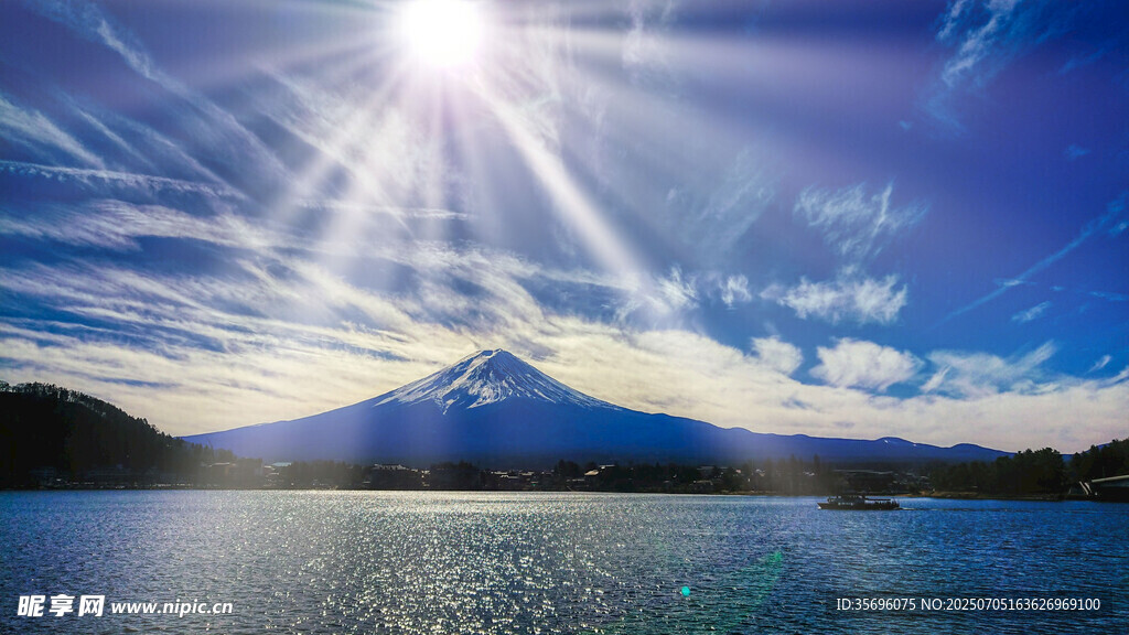 富士山湖畔的壯麗日光景