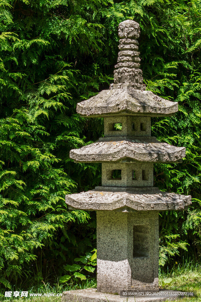 石塔靜立綠意間