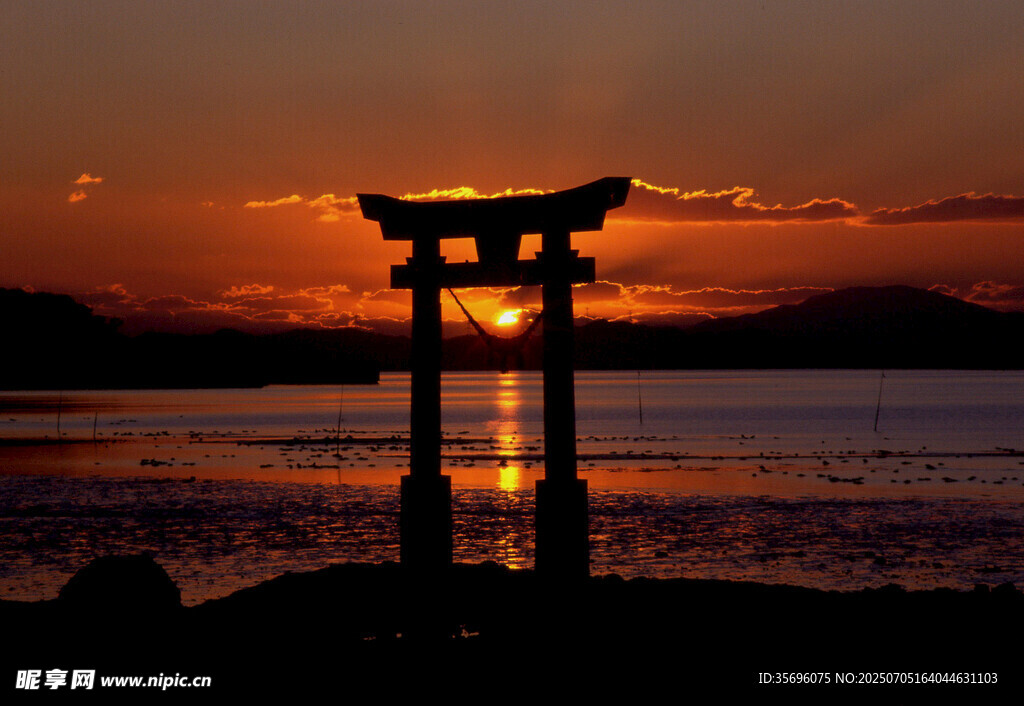 夕陽(yáng)下的日本鳥(niǎo)居景觀