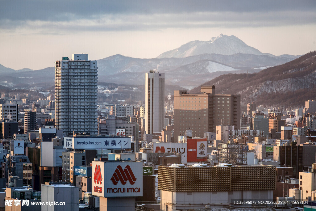 城市與遠(yuǎn)山的壯麗景觀