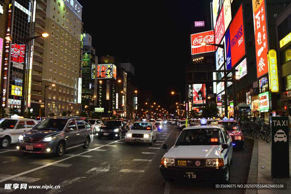 繁華都市夜景街道車(chē)流