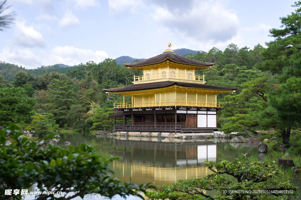 日本金閣寺的湖景風(fēng)光