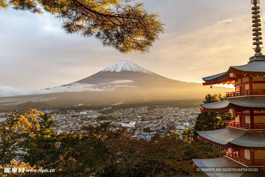 富士山下的日式塔樓美景