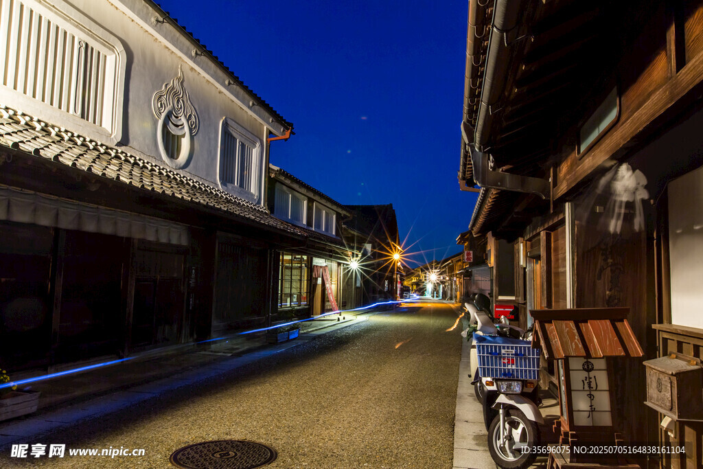 夜幕下的古樸街道