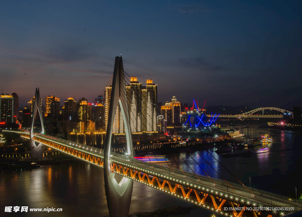 城市夜景中的璀璨橋梁