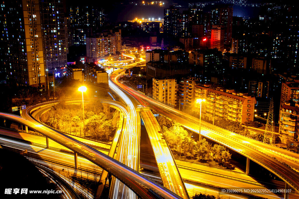 城市夜景中的璀璨車流