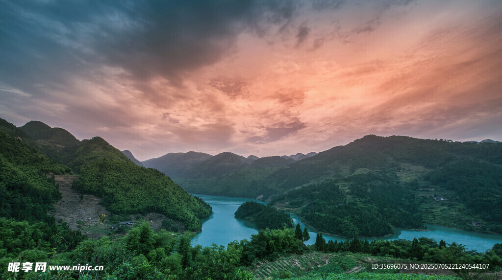 山間湖畔的絢麗黃昏景色
