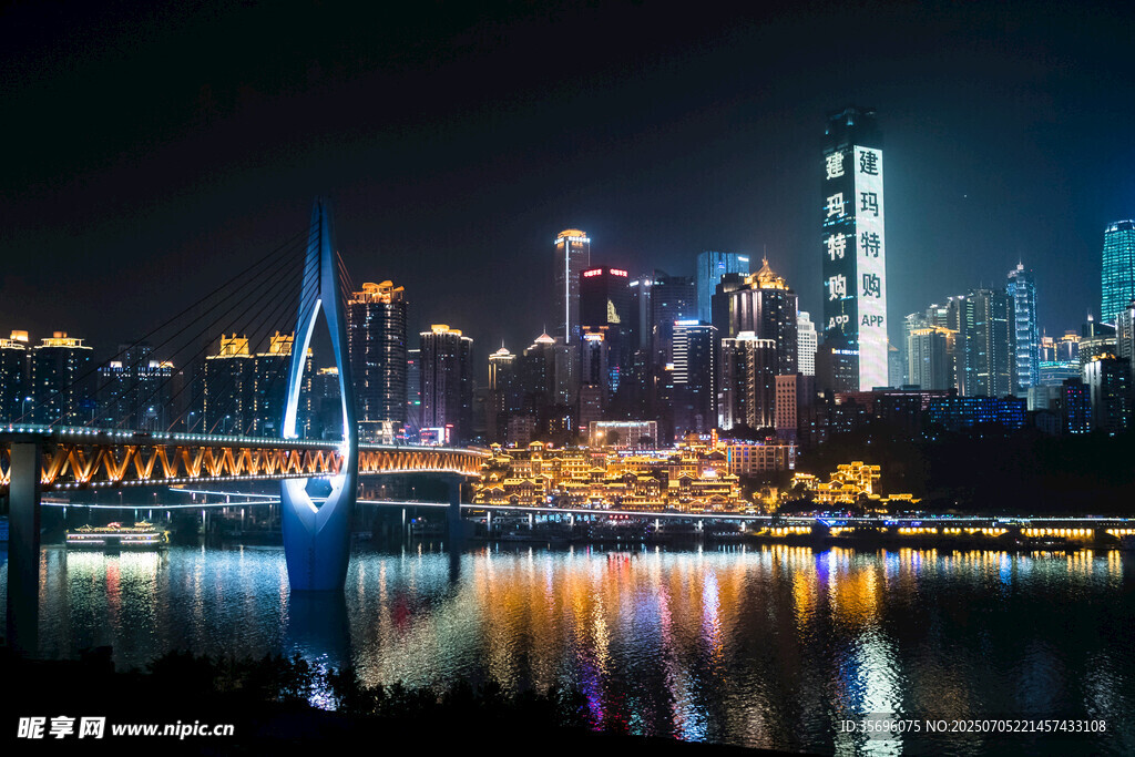 城市夜景中的璀璨橋梁