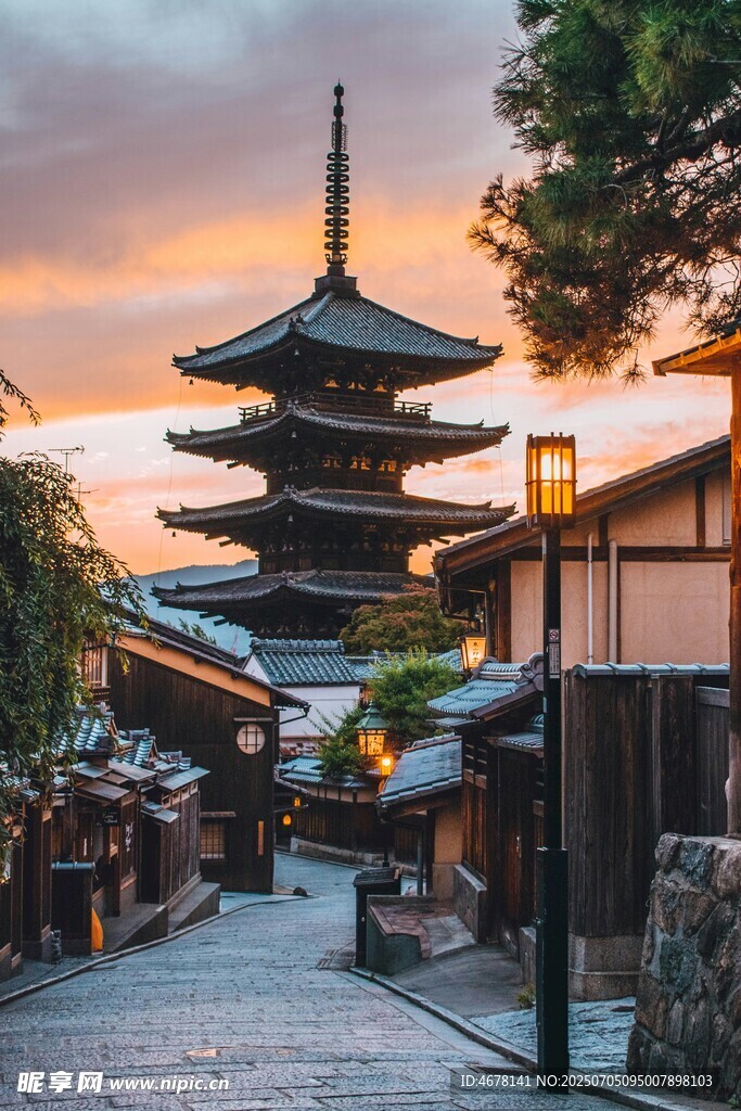 黃昏下的日式古塔街道