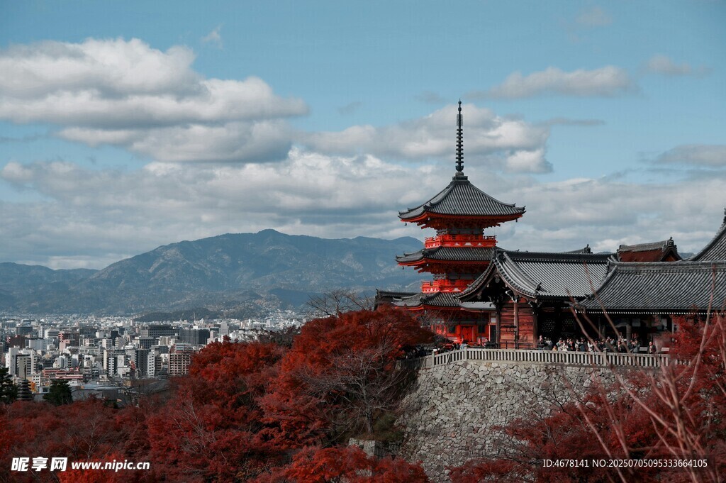 京都紅葉中的古老塔樓