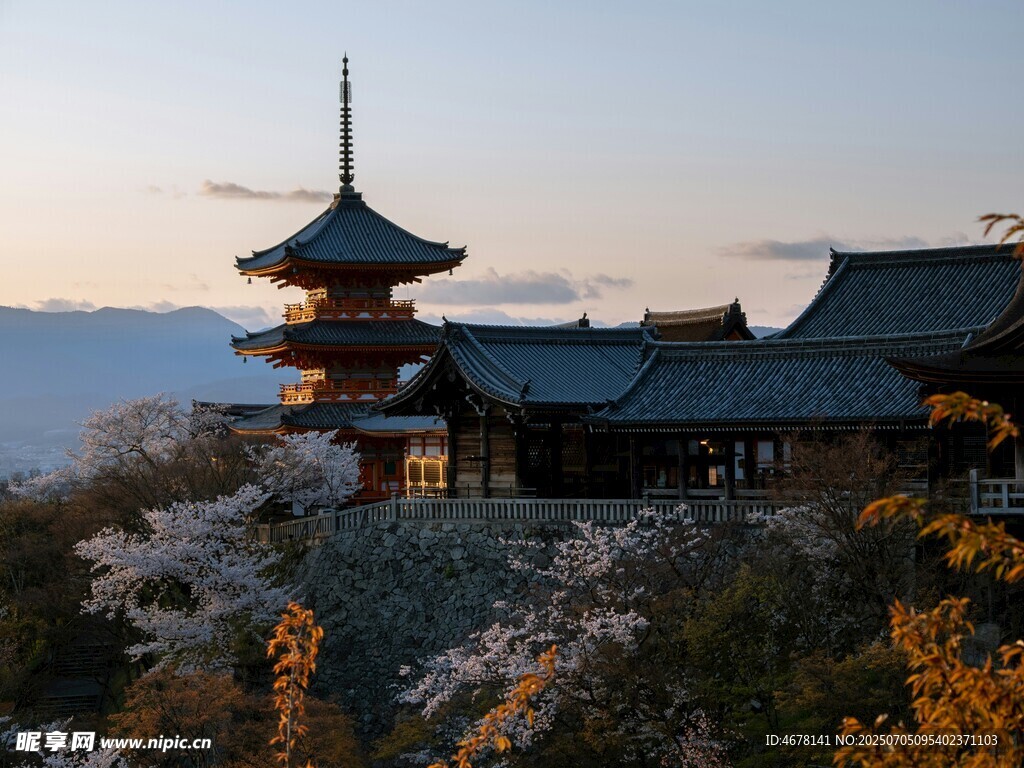 日本古寺的黃昏美景
