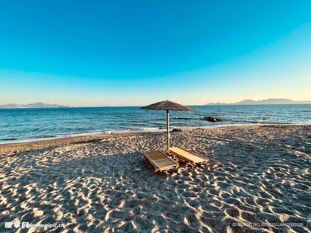沙灘海景下的休閑躺椅