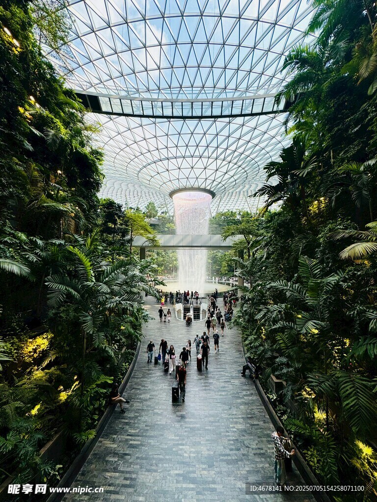 溫室中漫步的人群與綠植