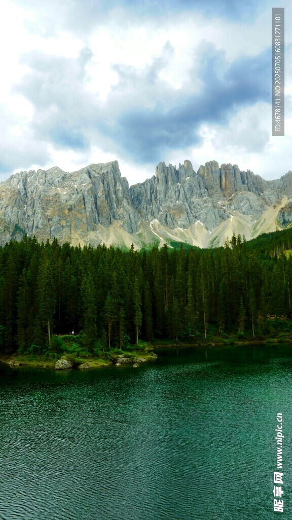 湖畔青山美景