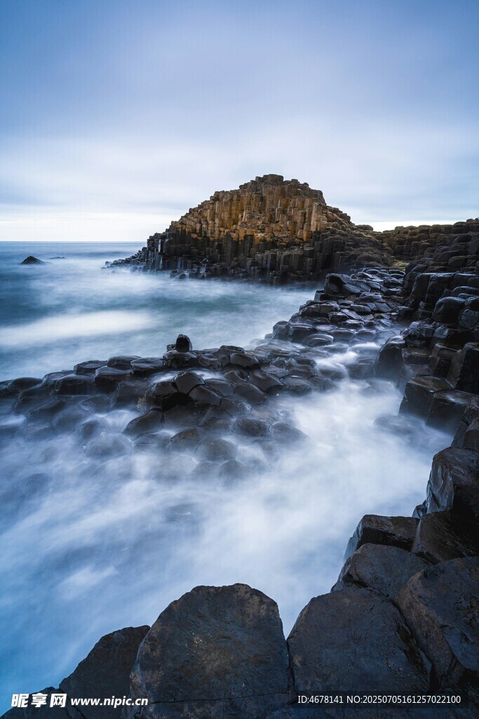 海邊礁石與涌動海浪美景