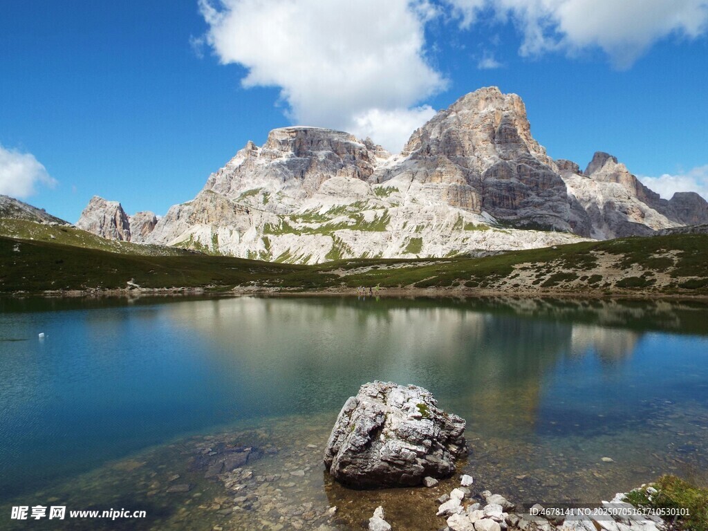 高山湖泊中的孤石美景