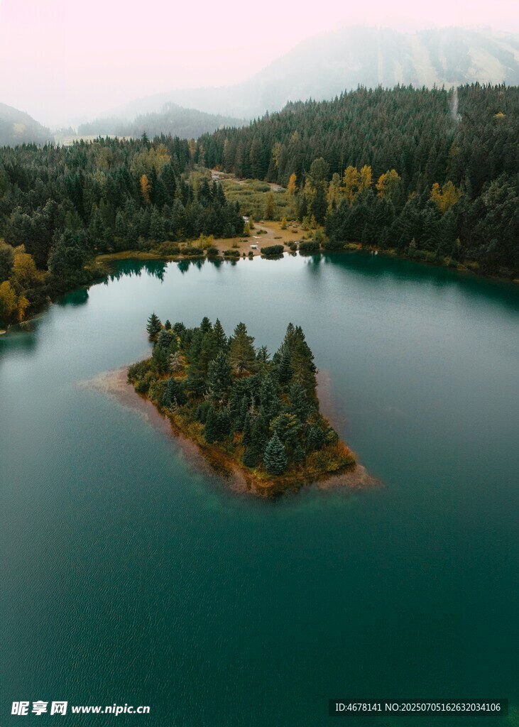 湖中小島的靜謐自然景觀