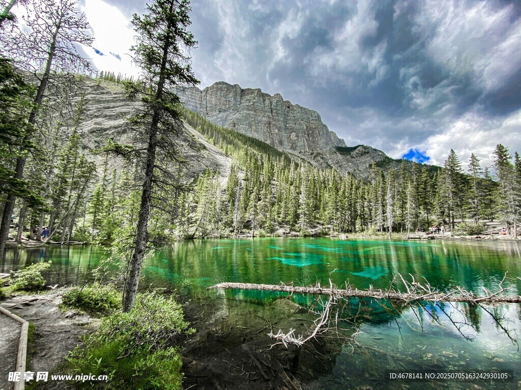 山間翠綠湖泊美景
