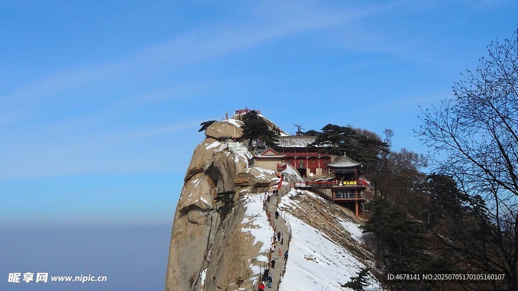 雪后山頂古建筑壯麗景觀