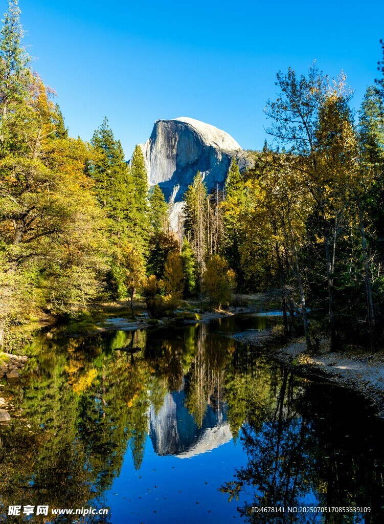 山林間的湖光山色美景