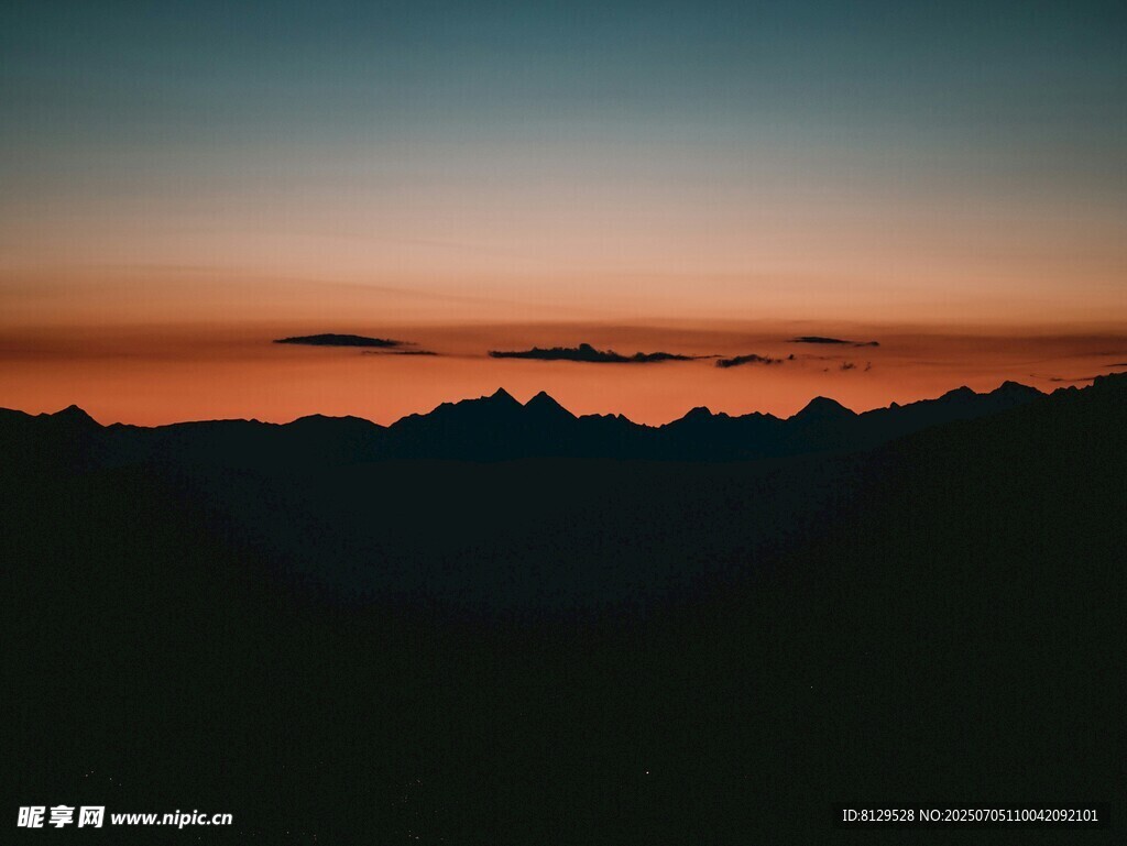 日落時分的壯麗山脈景觀
