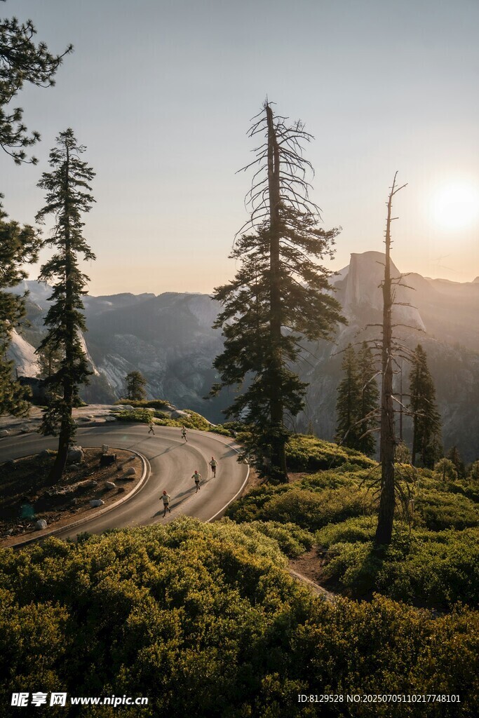 山間晨光下的蜿蜒公路