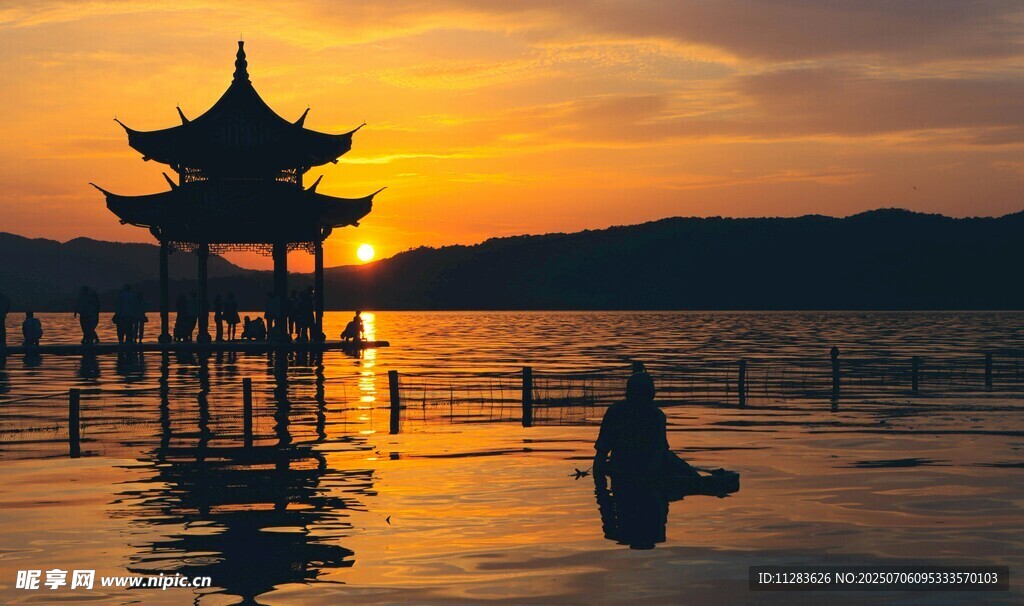 夕陽下湖畔的靜謐亭景