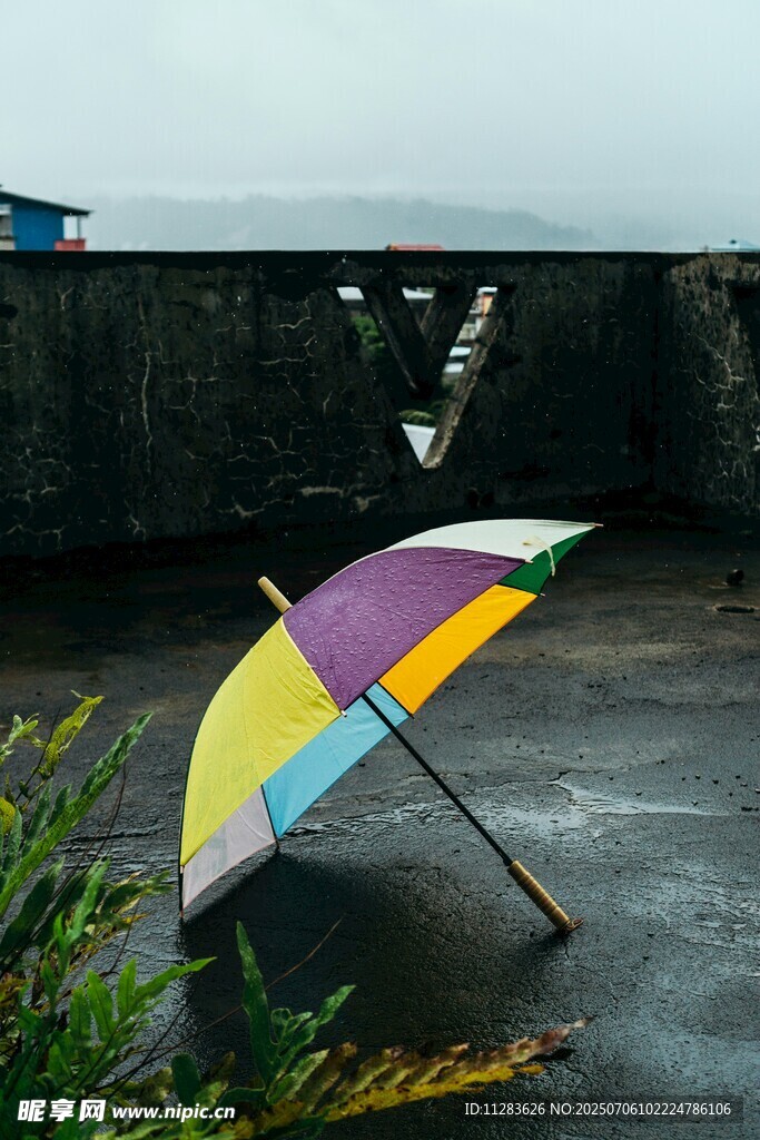 雨中倒地的彩色雨傘