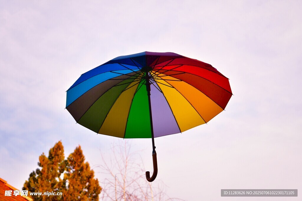 彩色雨傘空中飄