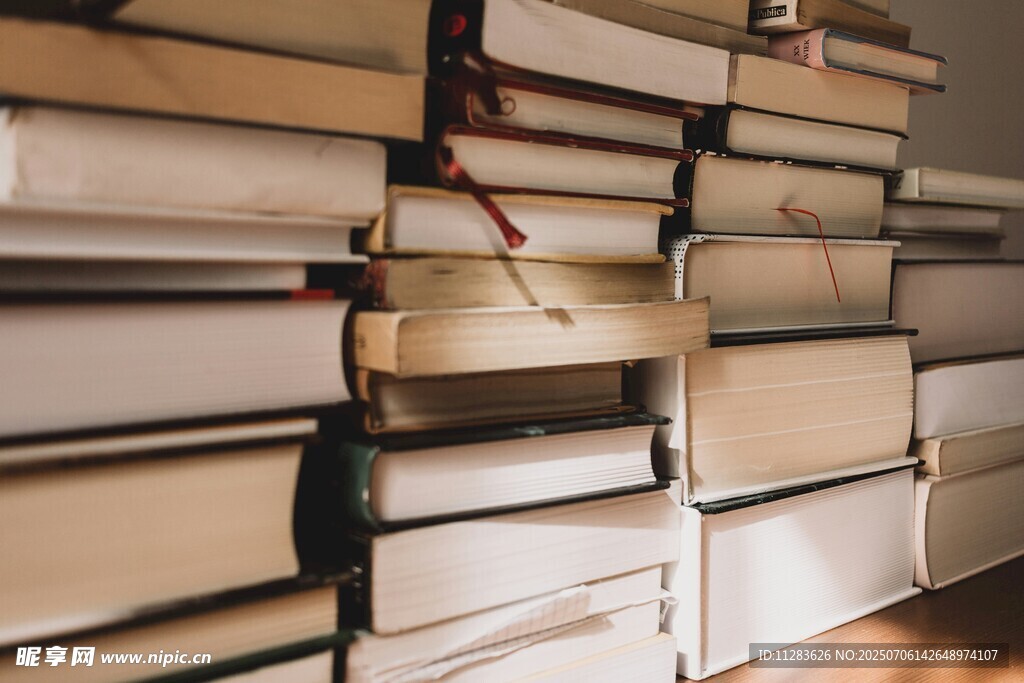 堆疊的書籍