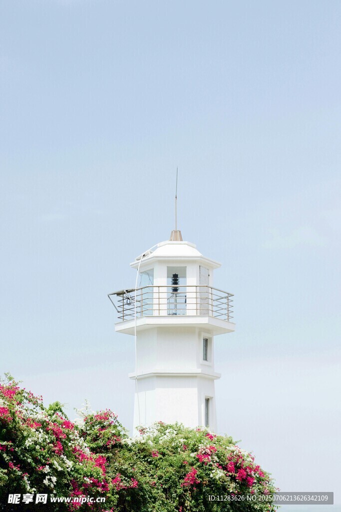 海邊燈塔與爛漫花叢