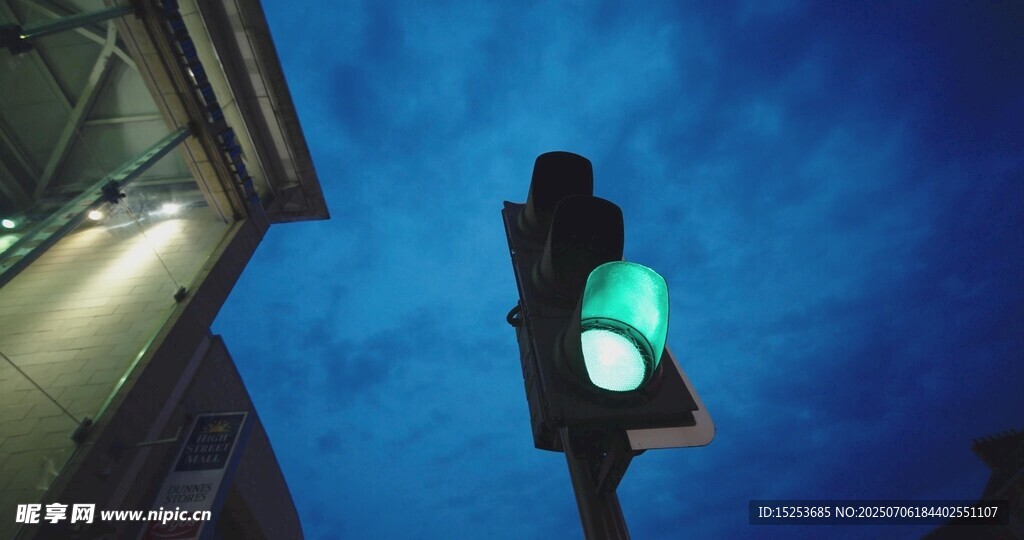 夜幕下的亮綠燈交通信號燈