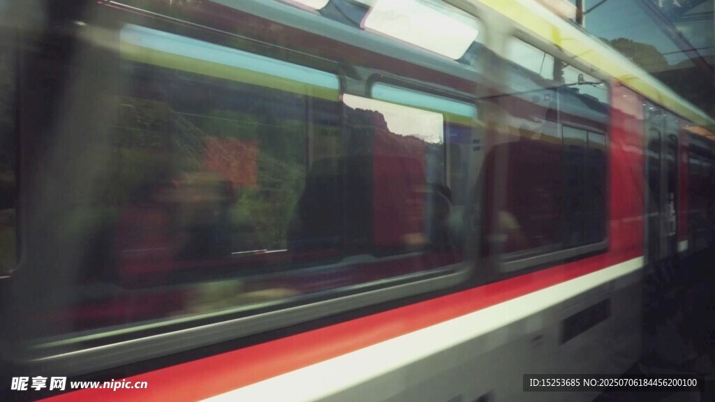 疾馳的地鐵列車