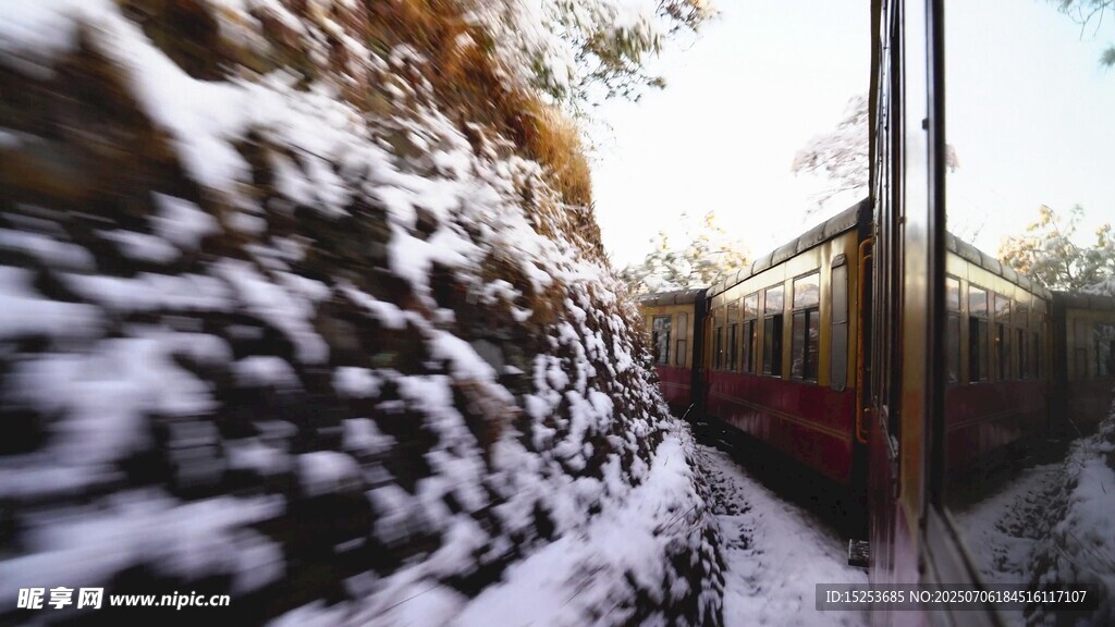 雪覆石墻旁的窄巷景象