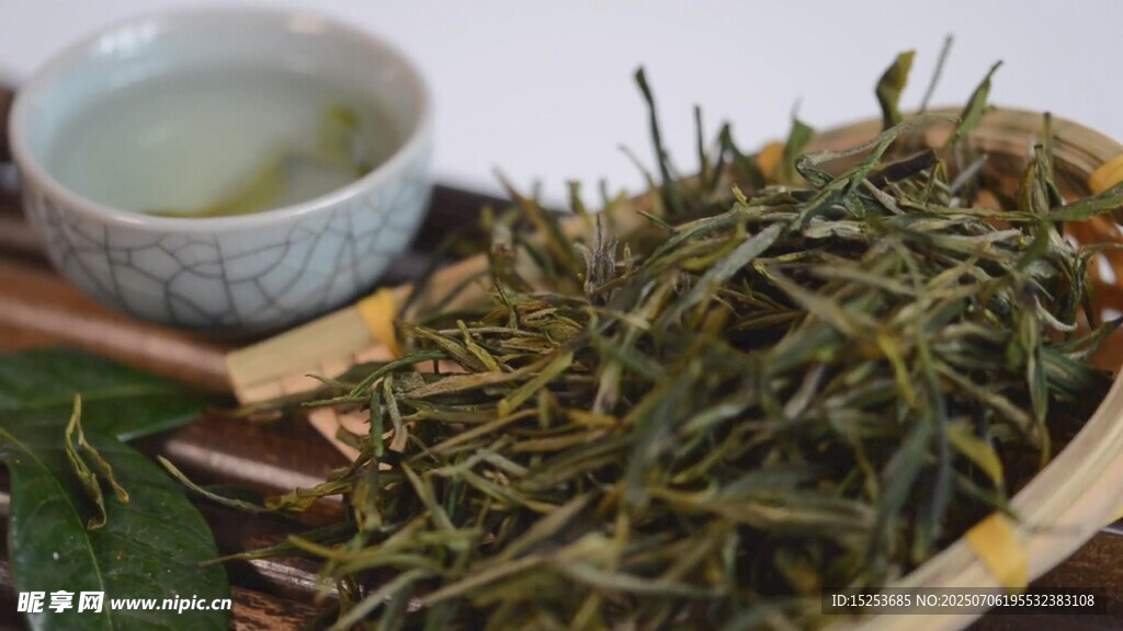 新鮮茶葉與清茶一杯