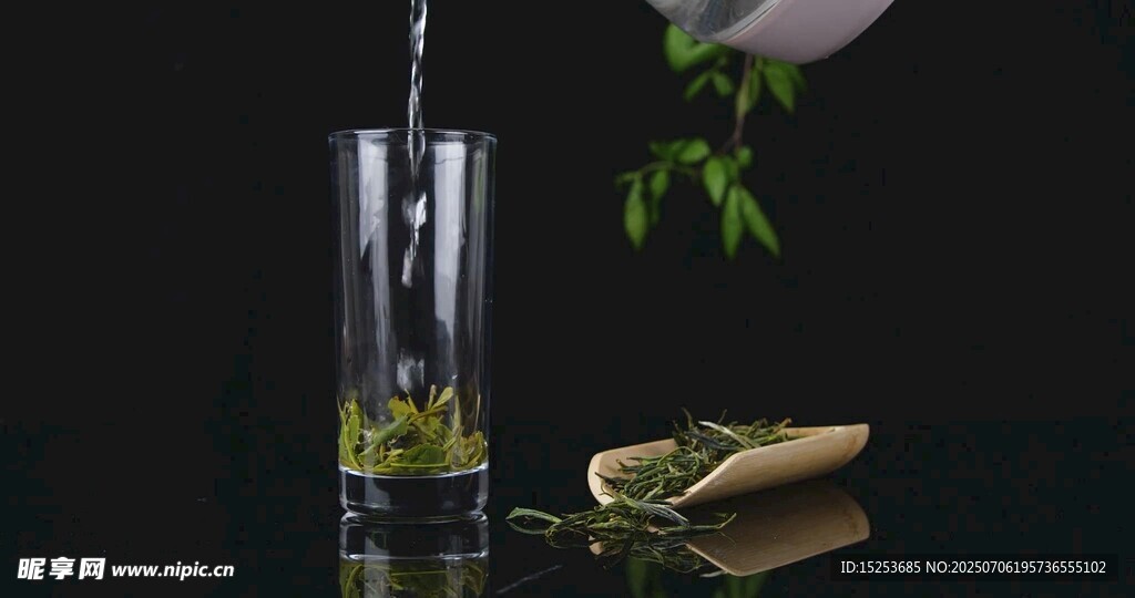 竹葉入杯清水傾注瞬間