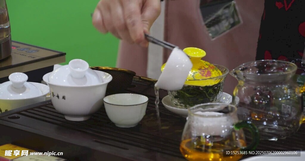 傳統(tǒng)茶藝表演中的茶具展示