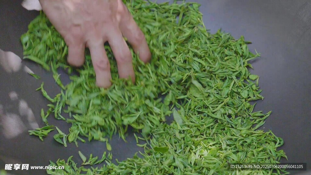 手工炒制嫩綠茶葉