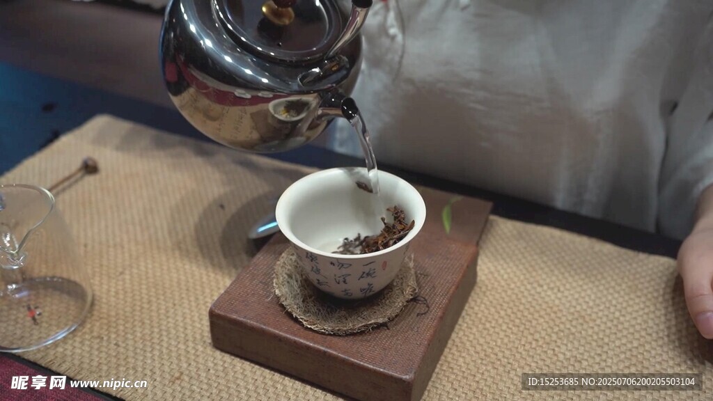 手沖咖啡倒入精致小杯