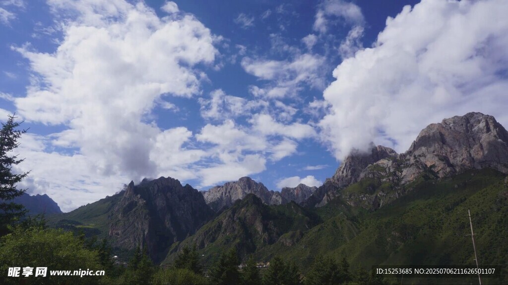 壯麗山景與藍(lán)天白云