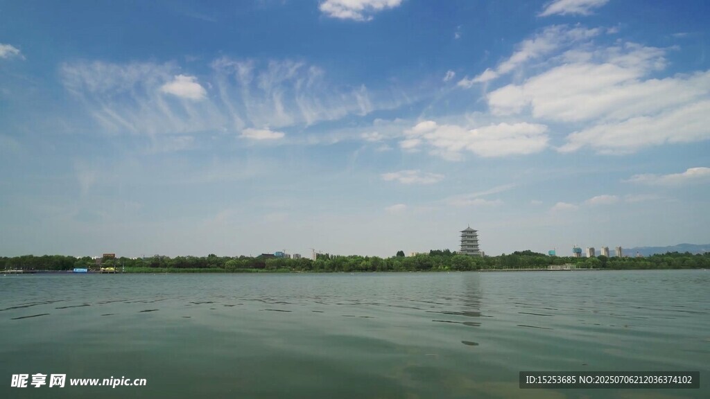 湖畔藍(lán)天美景
