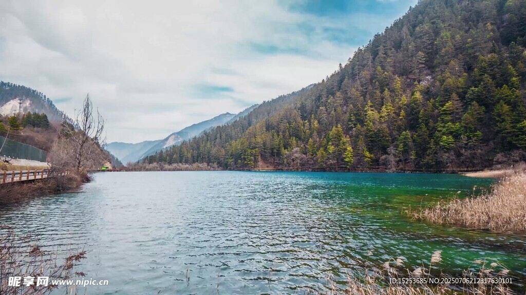 秀麗山水間的澄澈湖泊