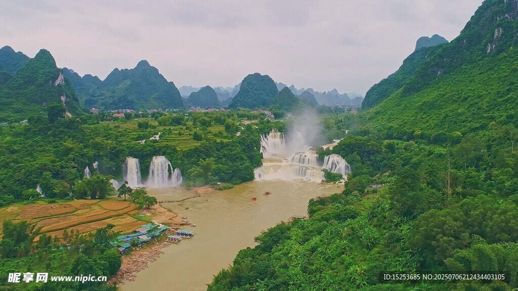 壯麗山水間的湍急河流