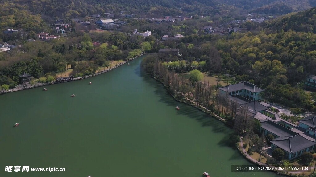 湖畔風(fēng)光山水相依美景