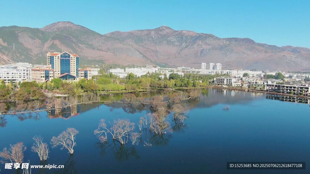 湖畔城市風光山水相依