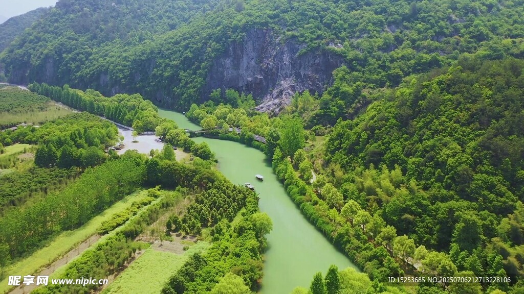 青山綠水間的蜿蜒河流