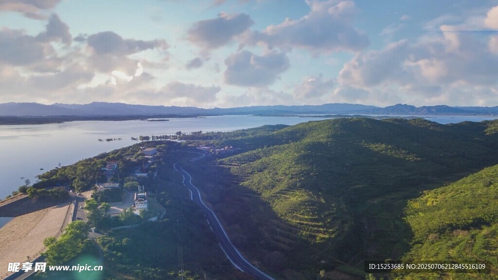 俯瞰山水相依的美麗景致