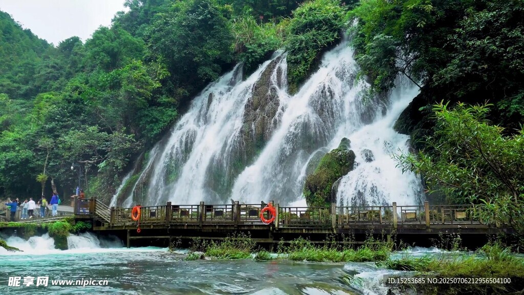 山間瀑布下的觀景棧道
