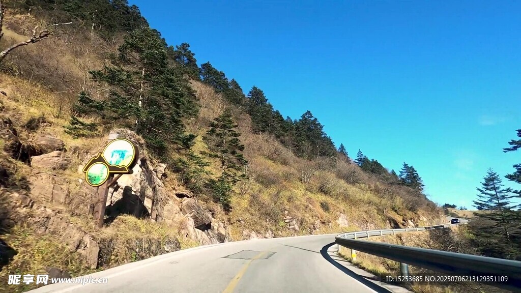 山間蜿蜒公路風景